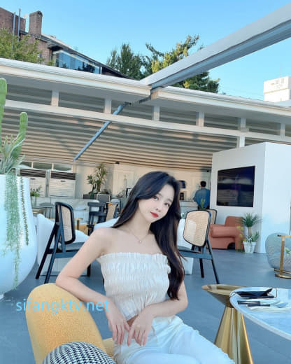 【2023-10-08】She is excited about outdoor exposure.m4v